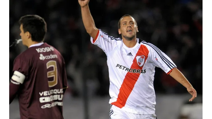 El jugador con la camiseta de River.