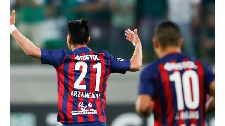 Arzamendia acaba de hacer el gol más imposible de la Copa Libertadores para Cerro Porteño