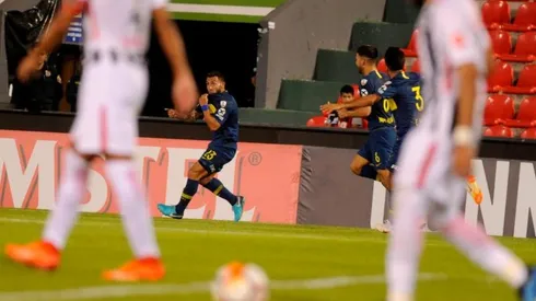 CELEBRA TEVEZ. La frustración de los jugadores de Libertad ante el gol de Boca.