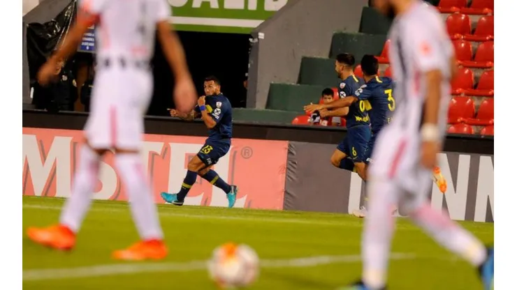 CELEBRA TEVEZ. La frustración de los jugadores de Libertad ante el gol de Boca.