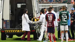 AFUERA EN AMBULANCIA. Así se llevaban del estadio a Rodrigo Rojas.