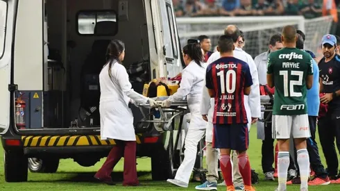 AFUERA EN AMBULANCIA. Así se llevaban del estadio a Rodrigo Rojas.