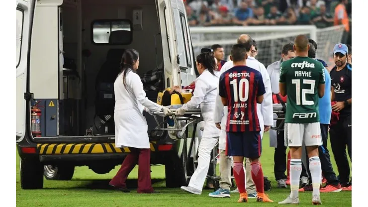 AFUERA EN AMBULANCIA. Así se llevaban del estadio a Rodrigo Rojas.
