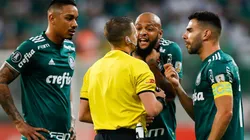Y ENCIMA PROTESTÓ. Felipe Melo le jura que no fue para tanto su patada de roja directa (Foto: Getty).