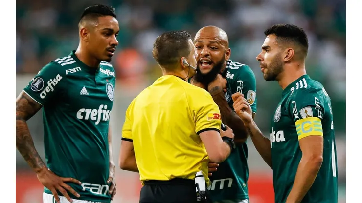 Y ENCIMA PROTESTÓ. Felipe Melo le jura que no fue para tanto su patada de roja directa (Foto: Getty).