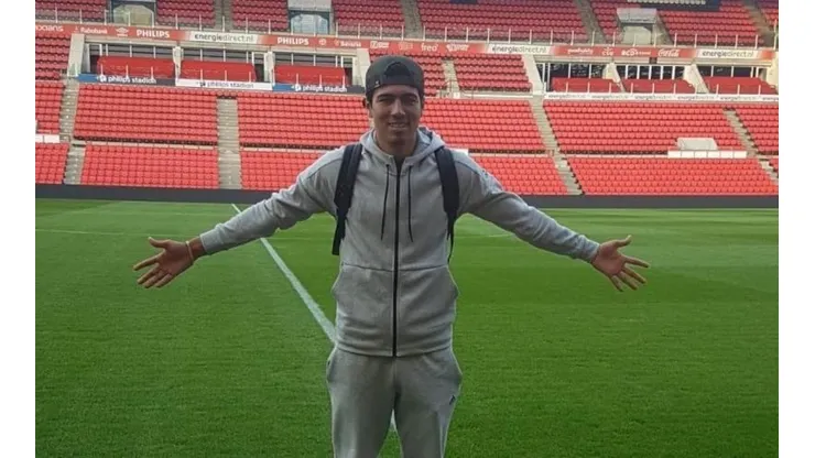 Erick Gutiérrez en el Estadio del PSV.