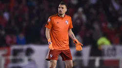 UNA MURALLA. Franco Armani volvió a atajar un remate muy difícil y agigantó su récord (Foto: Getty).