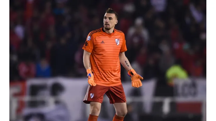 UNA MURALLA. Franco Armani volvió a atajar un remate muy difícil y agigantó su récord (Foto: Getty).