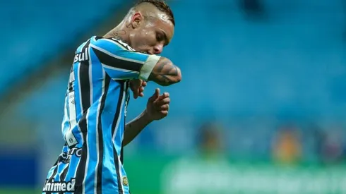 Éverton definió con maestría ante la salida de Andújar.