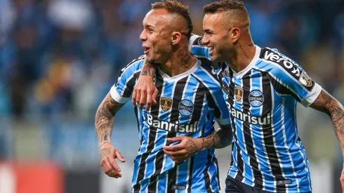 Éverton celebra la primera conquista de Gremio.
