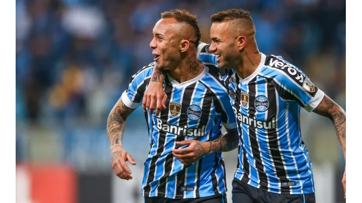Éverton celebra la primera conquista de Gremio.
