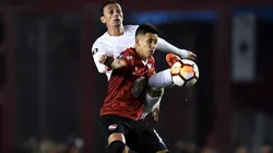 PENALAZO. A Meza lo tiraron en el área de Santos.