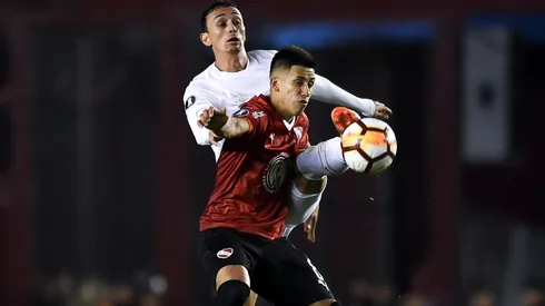 PENALAZO. A Meza lo tiraron en el área de Santos.