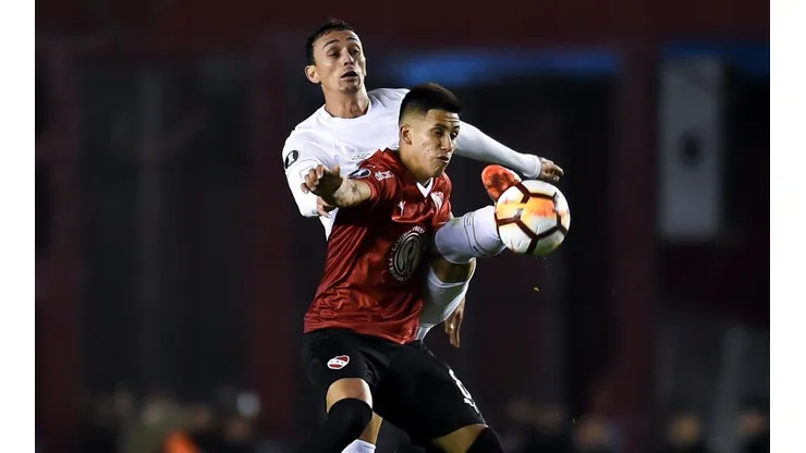 PENALAZO. A Meza lo tiraron en el área de Santos.