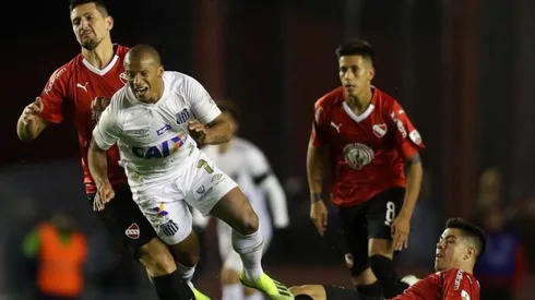 Carlos Sánchez en la ida ante Independiente.