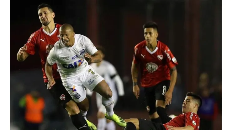 Carlos Sánchez en la ida ante Independiente.