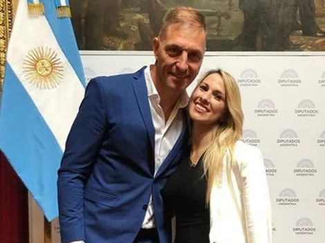 Con Romina Ortega, Pitana recibió una distinción usando unas zapatillas impresentables