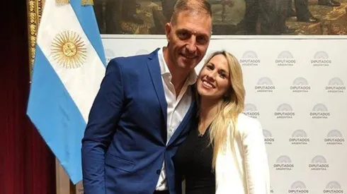 Con Romina Ortega, Pitana recibió una distinción usando unas zapatillas impresentables