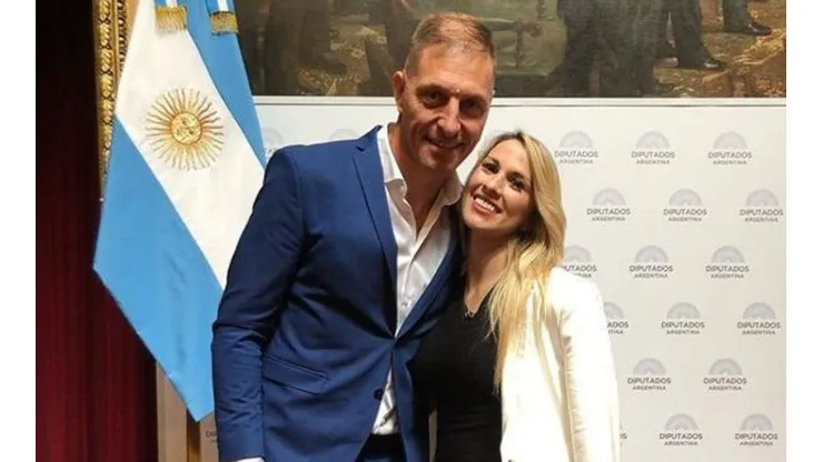 Con Romina Ortega, Pitana recibió una distinción usando unas zapatillas impresentables