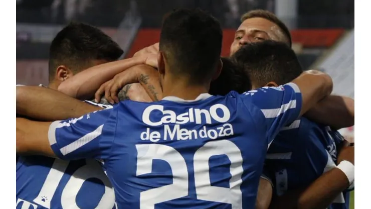 Godoy Cruz celebra su segundo triunfo en el campeonato.