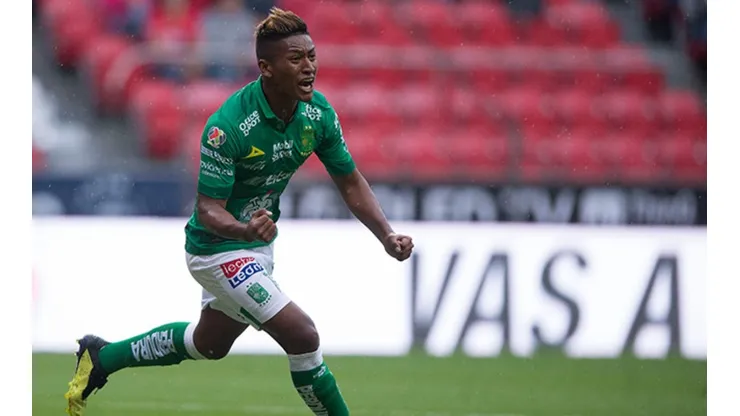 Aquino celebró su primer gol en León con mucha alegría.