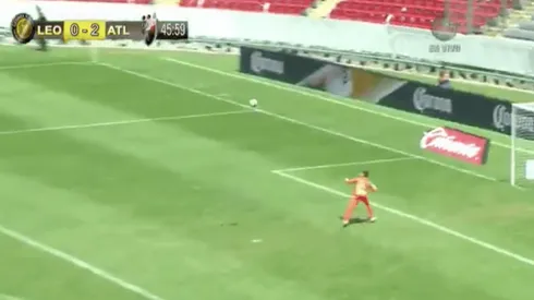 Golazo de mitad de cancha en el Ascenso MX.