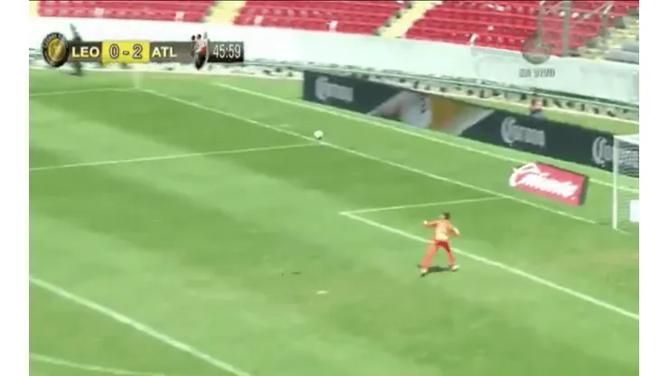 Golazo de mitad de cancha en el Ascenso MX.