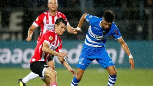 Hirving Lozano en disputa del balón con el PSV.