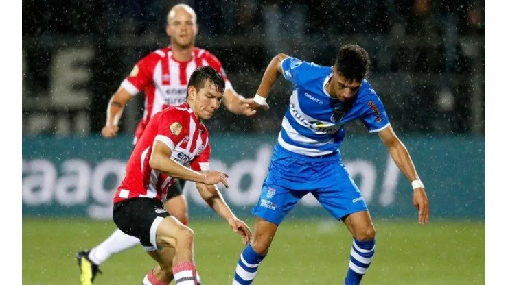 Hirving Lozano en disputa del balón con el PSV.
