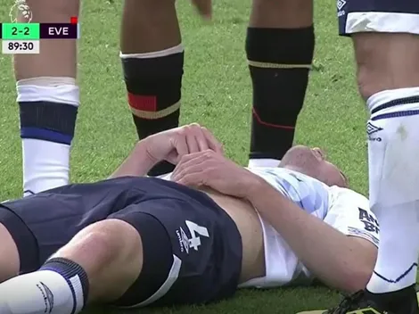 Impactante: el choque de cabezas que obligó a dejar la cancha a un jugador en la Premier League