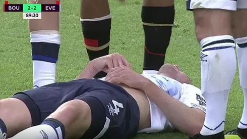 Impactante: el choque de cabezas que obligó a dejar la cancha a un jugador en la Premier League