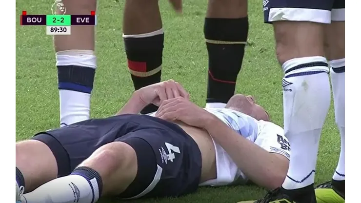 Impactante: el choque de cabezas que obligó a dejar la cancha a un jugador en la Premier League