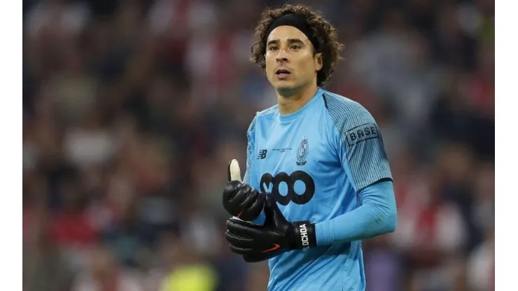 Guillermo Ochoa con el Standard Lieja de Bélgica.