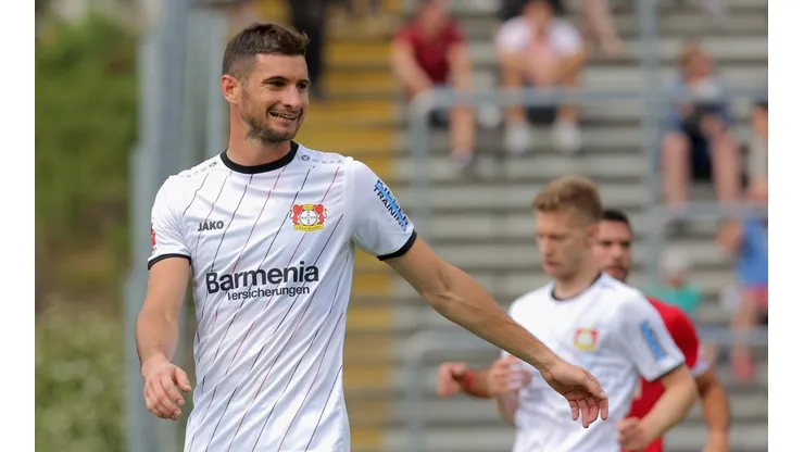 Así, Alario no puede: el Bayer Leverkusen hizo dos penales insólitos