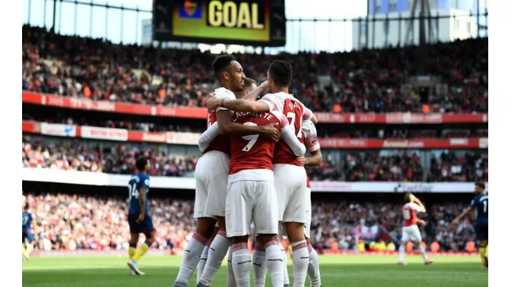 FESTEJA. La suerte acompañó al Arsenal y Emery ganó por primera vez en la Premier.