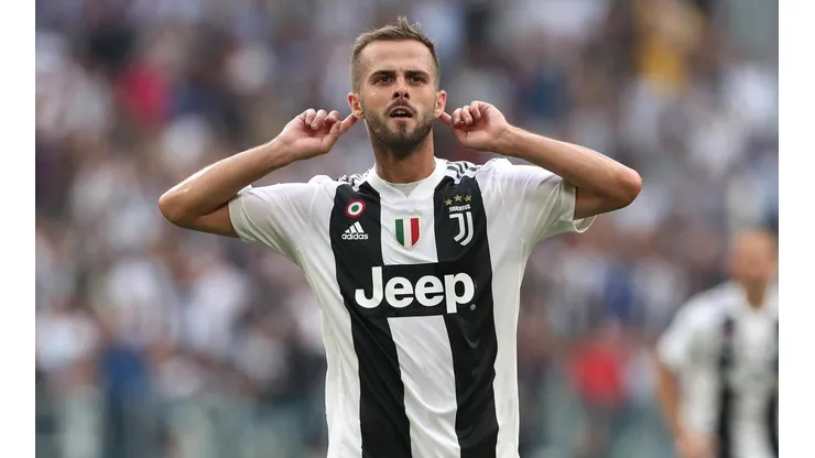 De volea, Pjanic castigó a la Lazio y puso en ventaja a la Juventus