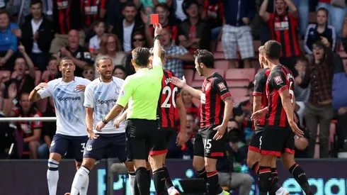 ¡Insólito! Richarlison se fue expulsado por un cabezazo que no pegó.