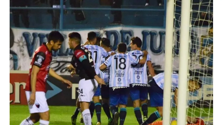 Atlético Tucumán celebra ante Colón de Santa Fe.