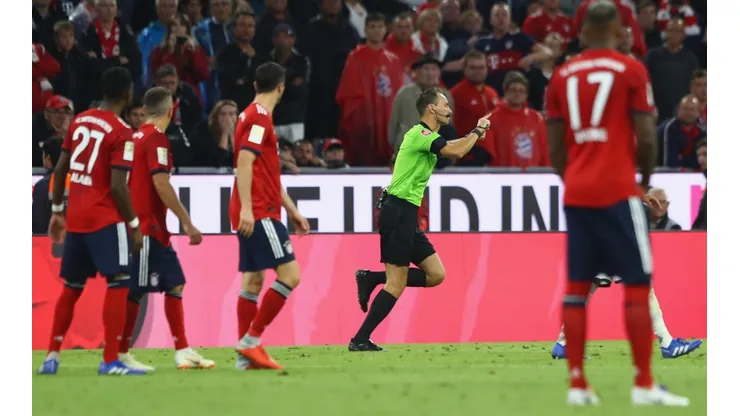 PARA EL BAYERN. El árbitro y el VAR tuvieron una clara incidencia en el partido (Foto: Getty).