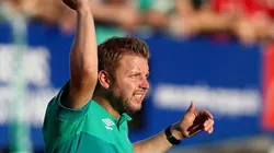 El entrenador evalúa si incluir al Bombardero como titular o suplente.