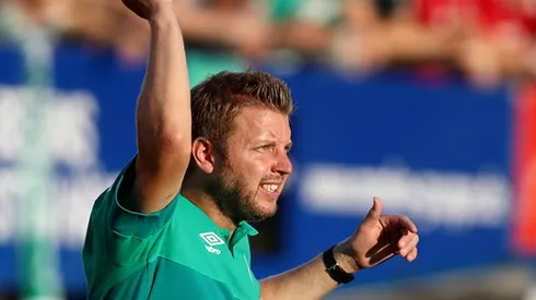 El entrenador evalúa si incluir al Bombardero como titular o suplente.