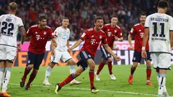 LLEGÓ EL PRIMERO. Todos buscan abrazar a Thomas Müller después de su gol (Foto: Getty).