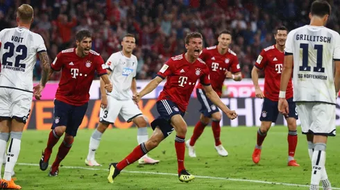 LLEGÓ EL PRIMERO. Todos buscan abrazar a Thomas Müller después de su gol (Foto: Getty).