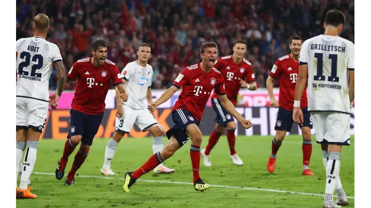 LLEGÓ EL PRIMERO. Todos buscan abrazar a Thomas Müller después de su gol (Foto: Getty).