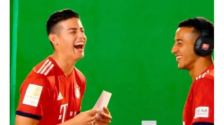 James se tentó de risa luego de intentar hablar alemán con Bayern Múnich.