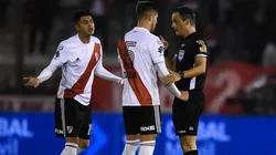 PROTESTA. Bruno Zuculini habla con el árbitro en el empate contra Huracán (Foto: Getty).