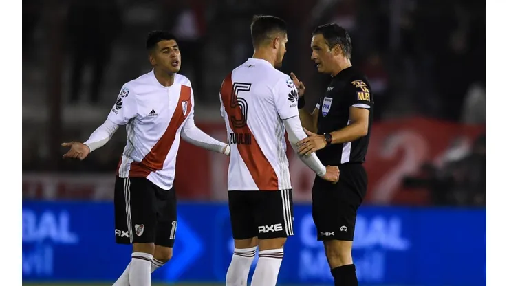PROTESTA. Bruno Zuculini habla con el árbitro en el empate contra Huracán (Foto: Getty).