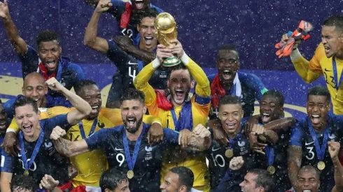 Lloris levanta la copa en Rusia.