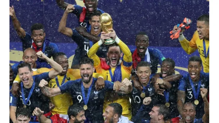 Lloris levanta la copa en Rusia.