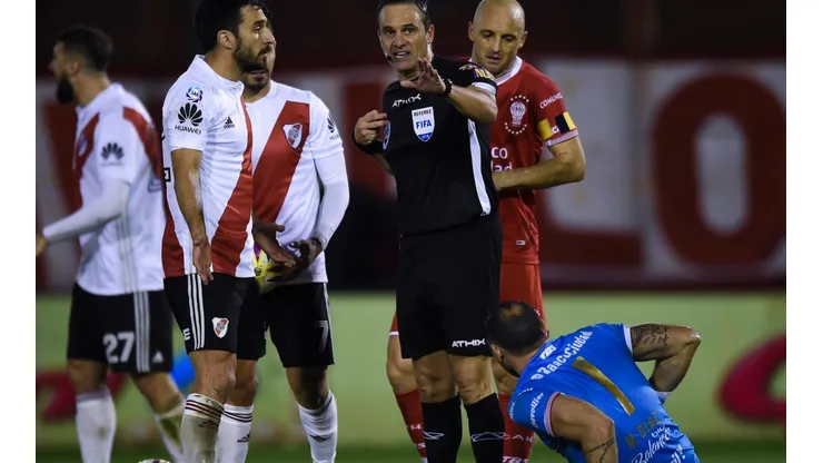 ¡UFFFF! Hubo sanción por el césped de Huracán